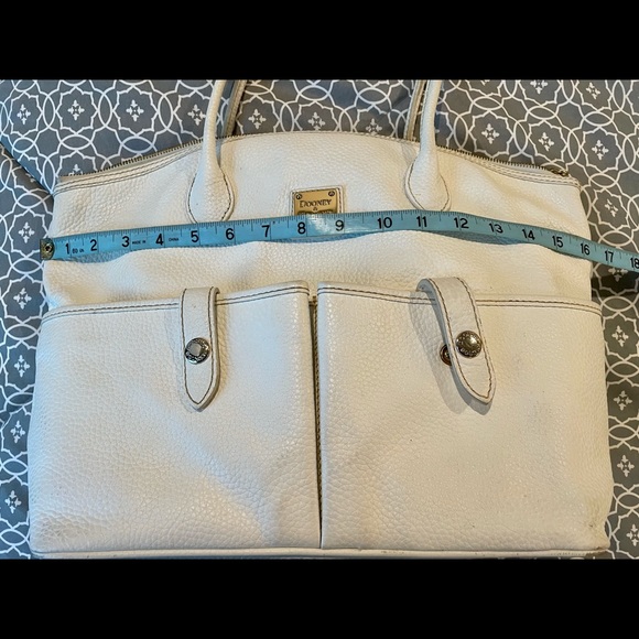 Dooney & Bourke white large shoulder bag. - Picture 4 of 11